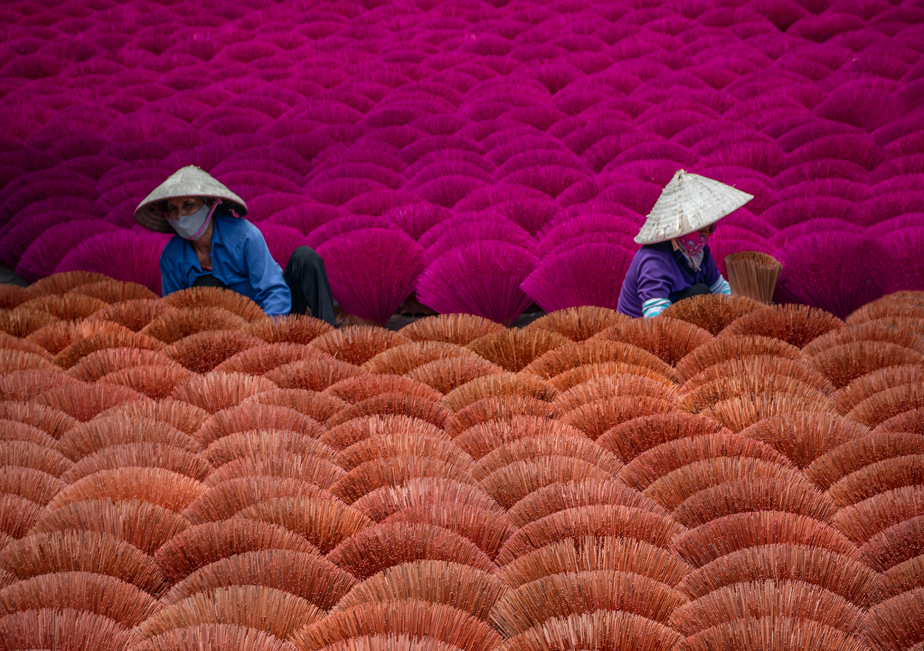色鮮やかなお香を背景に写真撮影